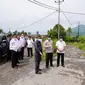 Bupati  Garut Rudy Gunawan nampak tengah melakukan inspeksi sejumlah proyek infrastrktur jalan yang akan kembali digulirkan tahun ini. (Liputan6.com/Jayadi Supriadin)