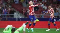 Penyerang Atletico Madrid Antoine Griezmann Mmerayakan gol kedua untuk timnya yang dicetak ke gawang Cadiz pada jornada ke-33 Liga Spanyol di Stadion Wanda Metropolitano, Kamis (4/5/2023) dini hari WIB. (Photo by Pierre-Philippe MARCOU / AFP)