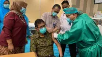 Mantan Gubernur Sumbar, Irwan Prayitno lakukan vaksinasi pada 2 Maret 2021. (Dok Pribadi Irwan Prayitno)