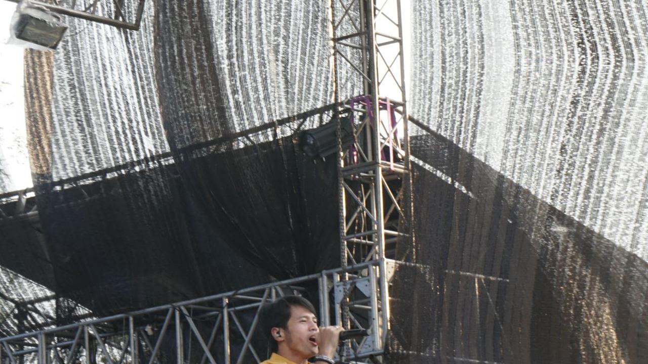 Saat tampil, grup band  Nidji membawakan lagu-lagu lama yang membuat penonton nostalgia, seperti "Hapus Aku" hingga "Laskar Pelangi".