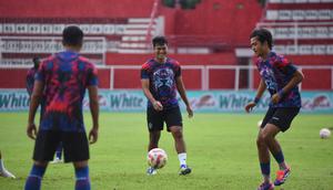 M. Rafli dan Brandon Scheunemann saat latihan bersama Arema FC di Stadion Soepriadi, Kota Blitar. (Bola.com/Iwan Setiawan)