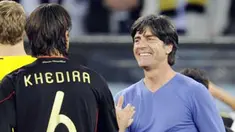 Pelatih Jerman Joachim Loew memberi selamat kepada gelandang Sami Khedira (6) usai laga perempat final PD 2010 lawan Argentina di Green Point Stadium, Cape Town, 3 JUli 2010. Jerman unggul 4-0. AFP PHOTO / JAVIER SORIANO