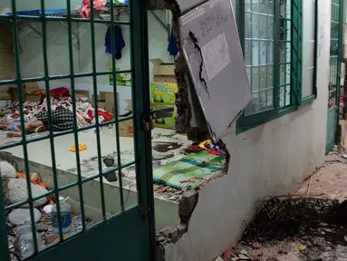 Seorang pecandu tertidur di salah satu ruangan di pusat rehabilitasi narkoba di Dong Nai, Vietnam, Senin (24/10). Lebih dari 500 pecandu narkoba kabur dengan menjebol dinding dan merusak jendela menggunakan tongkat serta alat pemadam kebakaran. (STR/AFP)