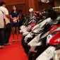 Pengunjung melihat sepeda motor dalam ajang Lelang Expo 2017 di Jakarta Convention Center, Jumat (22/9). Sejumlah barang seperti mobil, sepeda motor dari balai lelang ikut meramaikan pameran lelang terbesar di Indonesia ini. (Liputan6.com/Angga Yuniar)