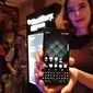Model perlihatkan BlackBerry KeyOne. (Liputan6.com/ Andina Librianty)