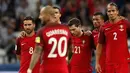 Ekspresi pemain Portugal usai tendangan penalti gelandang Ricardo Quaresma gagal pada semifinal Piala Konfederasi 2017 di Arena Kazan, Rusia, (28/6). Chile mengalahkan Portugal 3-0 lewat adu penalti. (AP Photo / Pavel Golovkin)