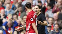 Zlatan Ibrahimovic berjalan berbincang bersama pria yang mirip dirinya pada laga Premier League di Stadion Old Trafford, (24/9/2016). (Action Images via Reuters / Carl Recine)