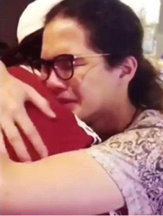 Bukan hanya pelukan hangat dan tangisan, namun Dul juga melepas kepergian saudara laki-lakinya itu dengan doa, harapan, dan pesan untuk El saat mengenyam pendidikan di negeri Ratu Elizabeth ke depannya. (Instagram/maiaestiantyreal)