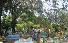 Tradisi Nyekar Lebaran 2026: Warga Cirebon Padati TPU untuk Ziarah Kubur