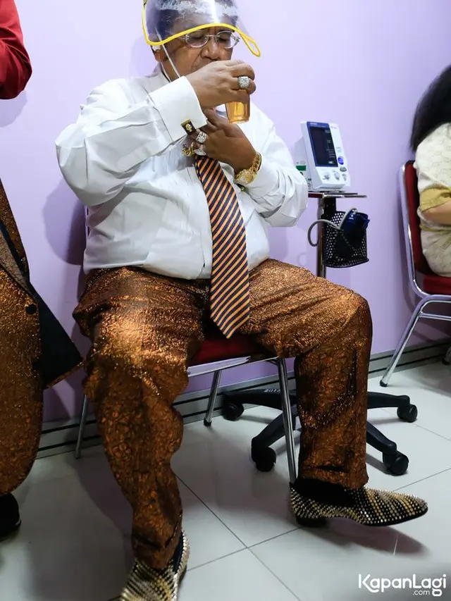6 Potret Hotman Paris Ditemani Istri Terima Vaksin Covid-19, Penampilannya Nyentrik