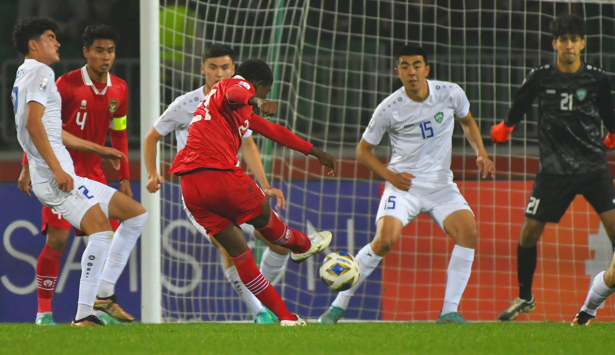 <p>Pemain Timnas Indonesia U-20, Hugo Samir melepaskan tendangan ke gawang Uzbekistan U-20 pada laga matchday ketiga Grup A Piala Asia U-20 2023 di Istiqlol Stadium, Fergana, Uzbekistan, Selasa (7/3/2023) malam WIB. (AFC/Tolibjon Kosimov Tokhririvich)</p>