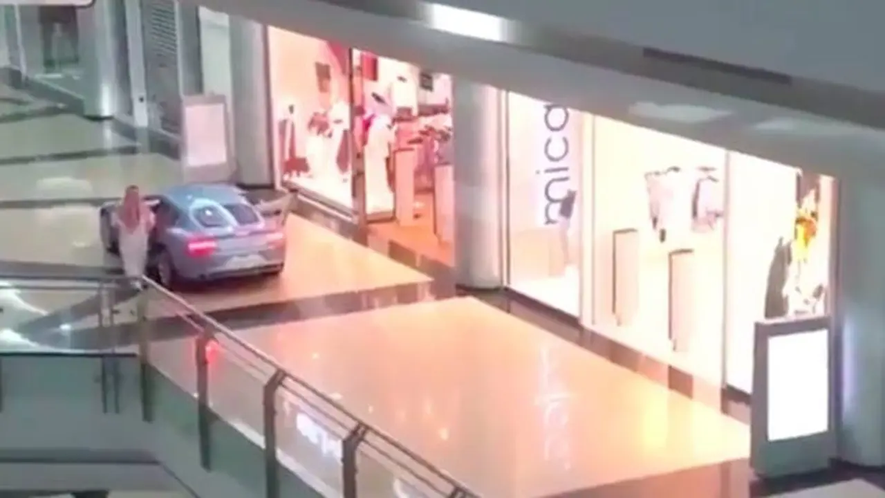 Crazy Rich Arabian menyewa mal demi belanja menggunakan mobil
