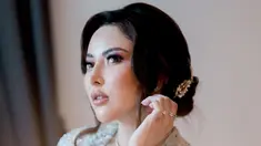 Ayu Aulia terliat menawan saat mengenakan kebaya dengan rambut konde. Nuansa khas Jawa kental mendominasi penampilan wanita 29 tahun itu. (Liputan6.com/IG/@ayuaulia5252).