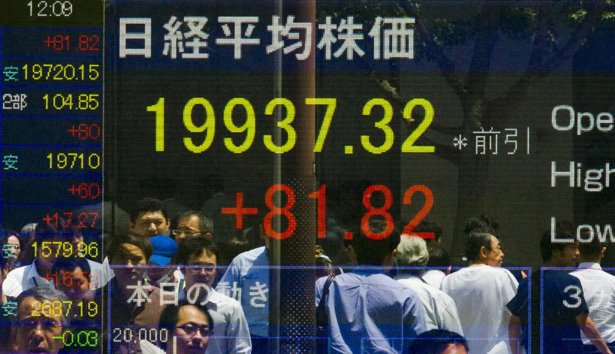 Orang tercermin dalam papan yang menampilkan rata-rata Nikkei di Tokyo, Jepang,  Jumat,  (10/7/ 2015). Nikkei adalah  indeks pasar saham untuk Bursa Saham Tokyo. (REUTERS/Thomas Peter)