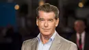 Postingan yang berisi tentang ancaman cerai Pierce Brosnan kepada sang istri jika melakukan sedot lemak pun di-share hingga lebih dari 85.000 kali karena berhasil memikat banyak orang. (Bintang/EPA)