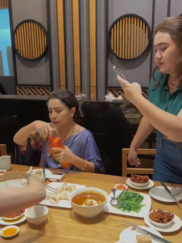 Mayangsari Buka Puasa Bareng Keponakan
