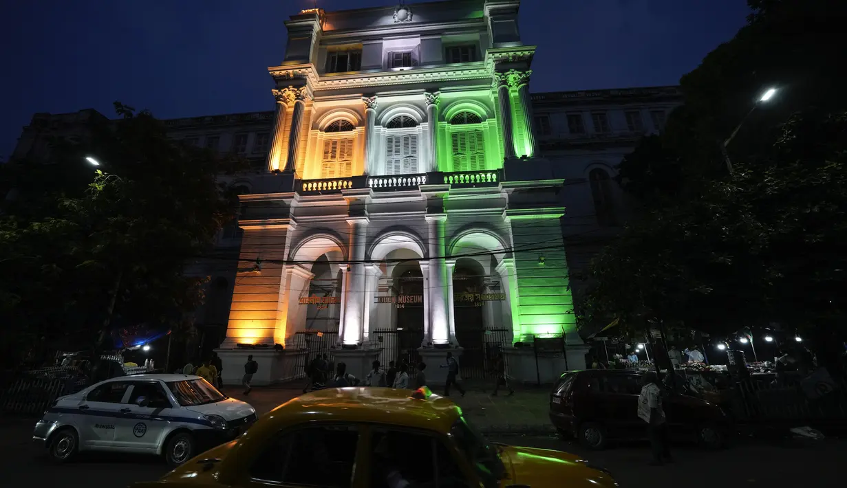 Bangunan Museum India diterangi dengan warna bendera India menjelang Hari Kemerdekaan India di Kolkata, India, Senin, 14 Agustus 2023. (AP Photo/Bikas Das)