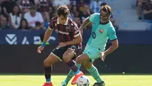 Pemain Levante Manu Sanchez (kiri) dan pemain Barcelona Eric Garcia berebut bola dalam pertandingan Liga Spanyol di Estadio Ciudad de Valencia, Minggu (13/9/2026). (AP Photo/Alberto Saiz)