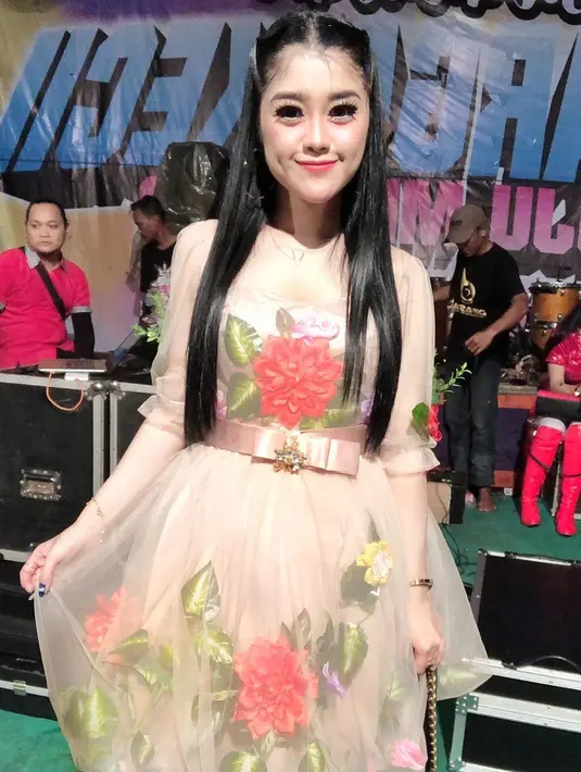 Gaya penampilan Vivi Artika diatas panggung dengan menggunakan dress bermotif bunga, membuat Vivi semakin terlihat imut. (Liputan6.com/IG/@viviartika)