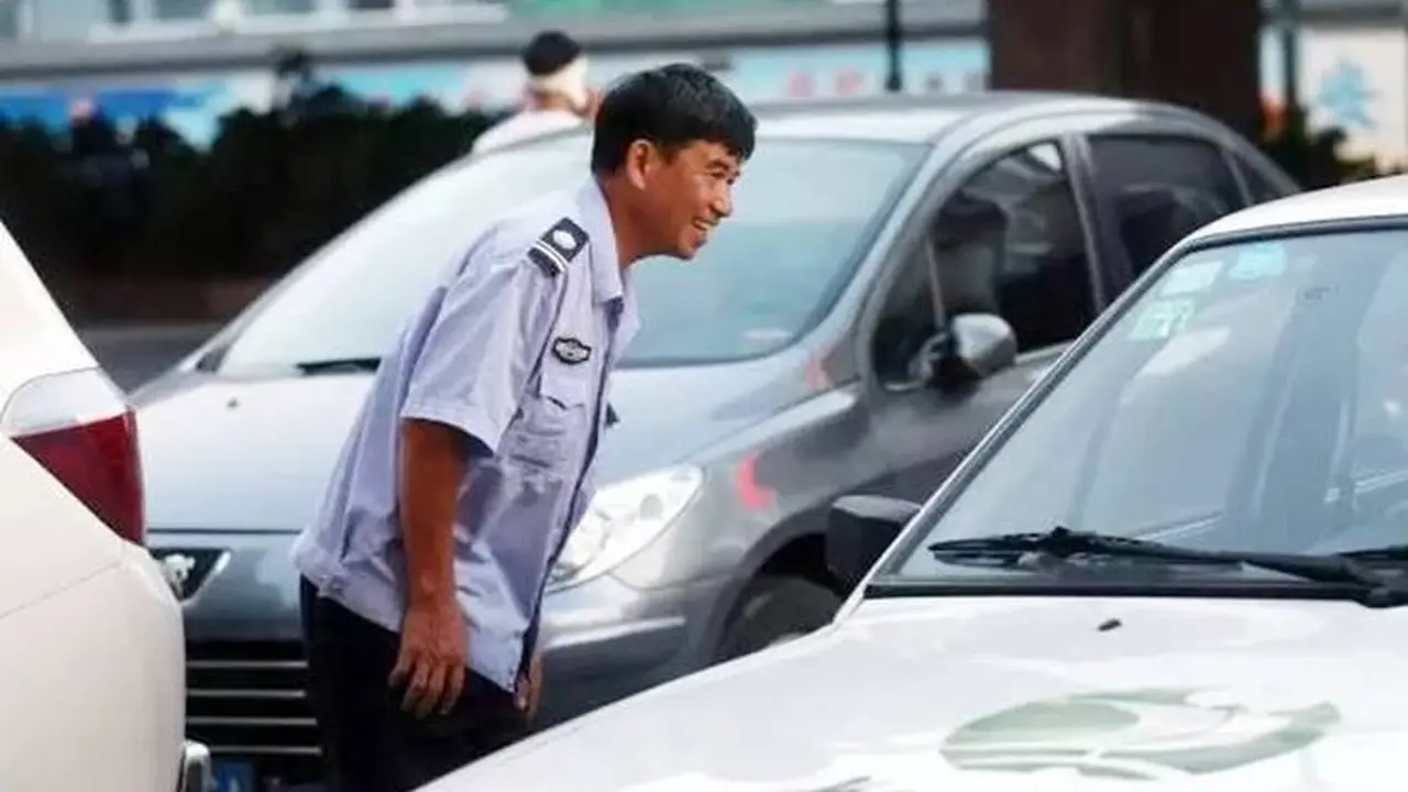 Kaya Raya, Pria Ini Malah Pilih Jadi Penjaga Keamanan