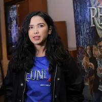 "(Tinggal) Sendirian. Aku tinggal sendiri. Tapi keluargaku juga ada yang tinggal di sana," kata Dinda Kanya Dewi usai preskon film Reuni Z, Epicentrum Walk, Kuningan, Jakarta Selatan, Kamis (5/4/2018).  (Deki Prayoga/Bintang.com)