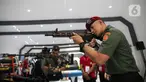 Anggota TNI melihat persenjataan pada pameran Alat Utama Sistem Persenjataan (Alutsista) TNI di halaman Kementerian Pertahanan, Jakarta Pusat, Selasa (3/12/2019). Pameran Alutsista TNI tersebut kerjasama Kemenhan RI bersama Persatuan Industri Pertahanan Nasional (Pihantanas). (Liputan6.com/Faizal Fa