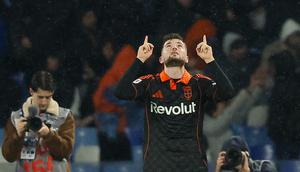 Pemain Como, Martin Baturina, merayakan golnya ke gawang Napoli dalam laga perempat final Piala Italia, Selasa, 10 Februari 2026, di Napoli, Italia. (Alessandro Garofalo/LaPresse via AP)