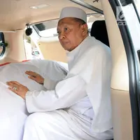 Wakil Presiden ke-9 RI, Hamzah Haz memegang peti jenazah istrinya, Asmaniah jelang diberangkatkan dari rumah duka di Jakarta, Selasa (12/9). Jenazah akan dimakamkan di pemakaman keluarga di Bogor, Jawa Barat. (Liputan6.com/Helmi Fithriansyah)