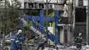 Petugas pemadam kebakaran bekerja setelah ledakan menghancurkan bangunan di daerah pusat Athena (26/1/2022). Satu orang terluka dalam ledakan yang mengguncang jalan raya utama di ibukota Yunani Athena, menghancurkan jendela di bangunan tetangga. (AFP/Louisa Gouliamaki)