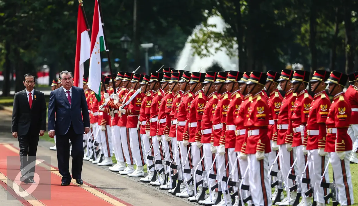 Presiden Jokowi dengan Presiden Republik Tajikistan, H.E. Mr. Emomali Rahmon mengikuti upacara penyambutan di Istana Merdeka, Jakarta, Senin (1/8). Kedatangannya untuk menghadiri World Islamic Economic Forum (WIEF). (Liputan6.com/Faizal Fanani)