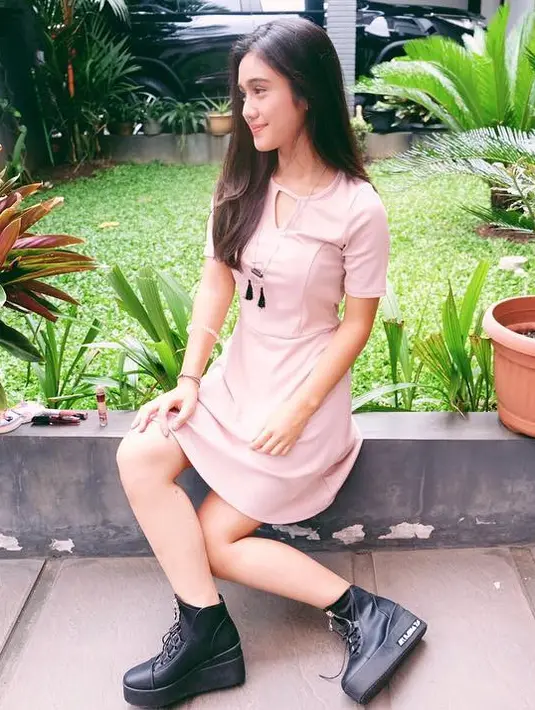 Coba lihat, kali ini Zulfa mengenakan dress berwarna pink yang membuat penampilannya terlihat girly. Gayanya makin keren lantaran si cantik ini memakai wedges berwarna hitamnya. (Instagram/zulfamaharani)