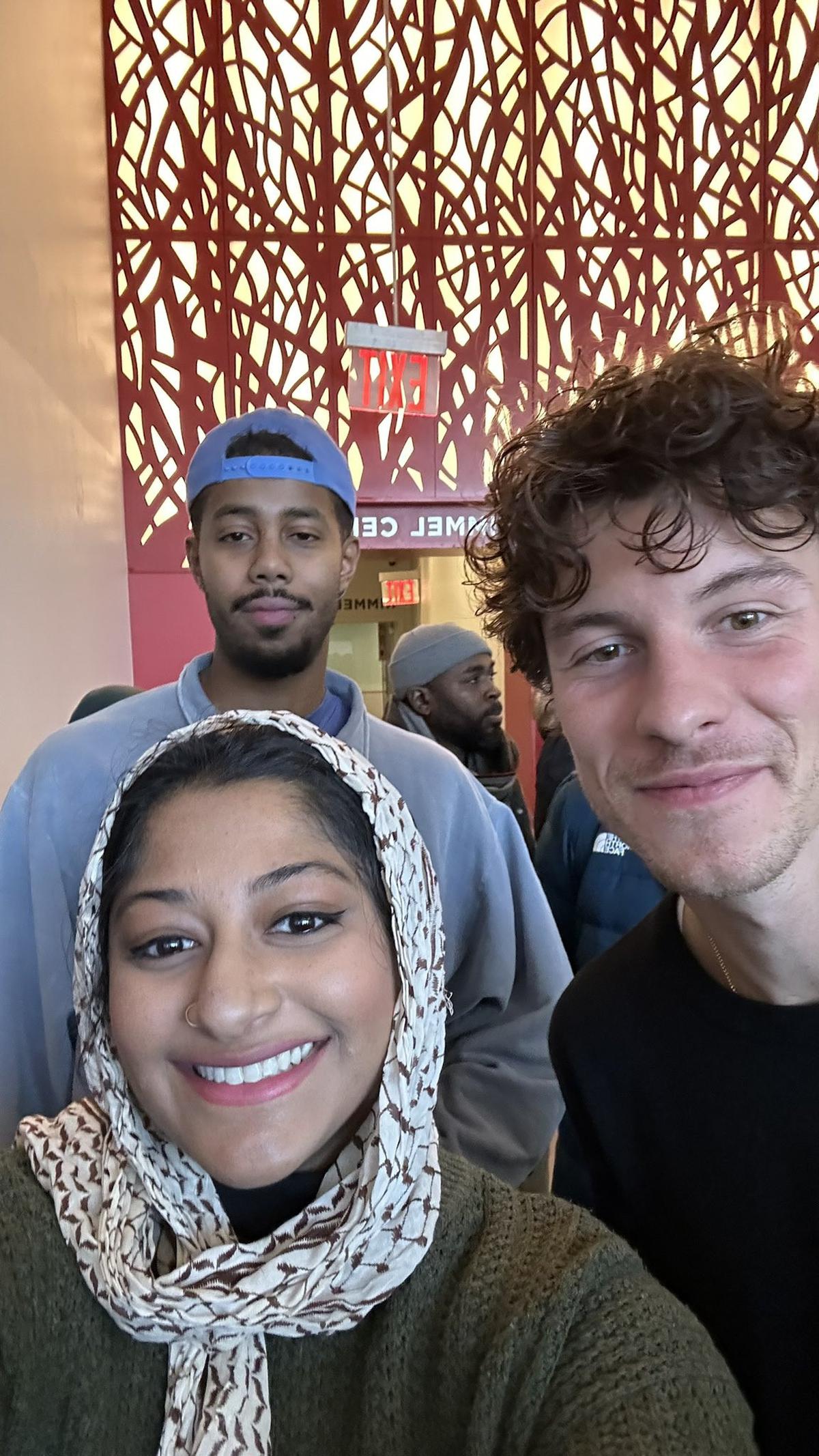 Viral Shawn Mendes Terlihat Ikut Jumatan di Masjid New York University