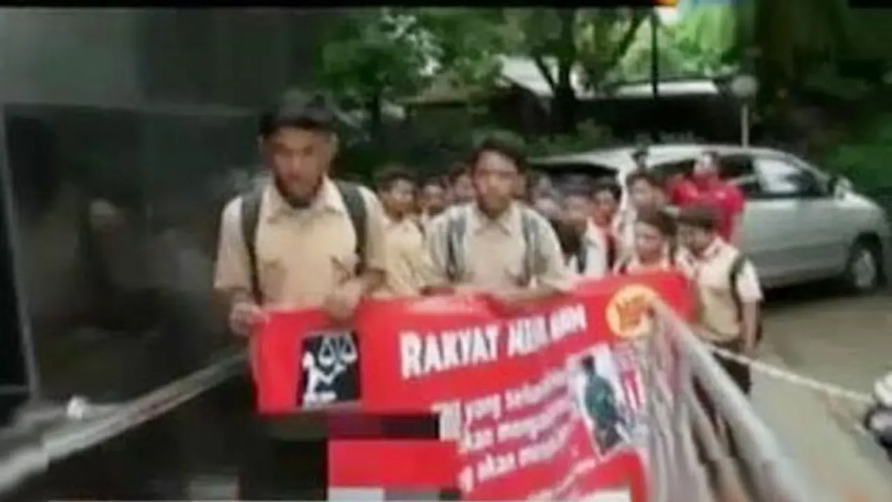 VIDEO: Puluhan Teman 2 Bocah Dianiaya Marinir Datangi LBH DKI