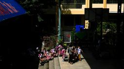Siswa mengantre di sekolah umum di Kota Quezon, Filipina pada Rabu (2/11/2022). Jutaan siswa kembali ke sekolah umum di seluruh Filipina saat pemerintah memberlakukan kembali pembelajaran di kelas secara tatap muka setelah lebih dari dua tahun lockdown akibat pandemi virus corona. (AP Photo/Aaron Favila)