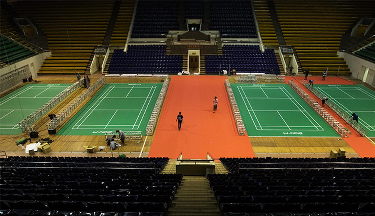 Pekerja menyelesaikan persiapan jelang Kejuaraan Dunia BWF di Istora Senayan, Jakarta, Rabu (5/8/2015).Sebanyak 352 pebulutangkis kelas dunia ikut serta pada turnamen itu. (Bola.com/Vitalis Yogi Trisna)