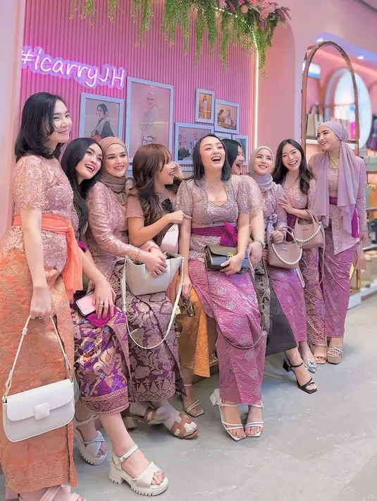 Hadir juga Cut Meyriska yang nggak kalah menawan saat mengenakan kebaya Bali warna senada dengan Tya. Namun, istri Roger Danuarta itu memadukan kebayanya dengan songket warna ungu dan sandal Hermes. [@tya_ariestya/@cutratumeyriska/@nafilahaziz]