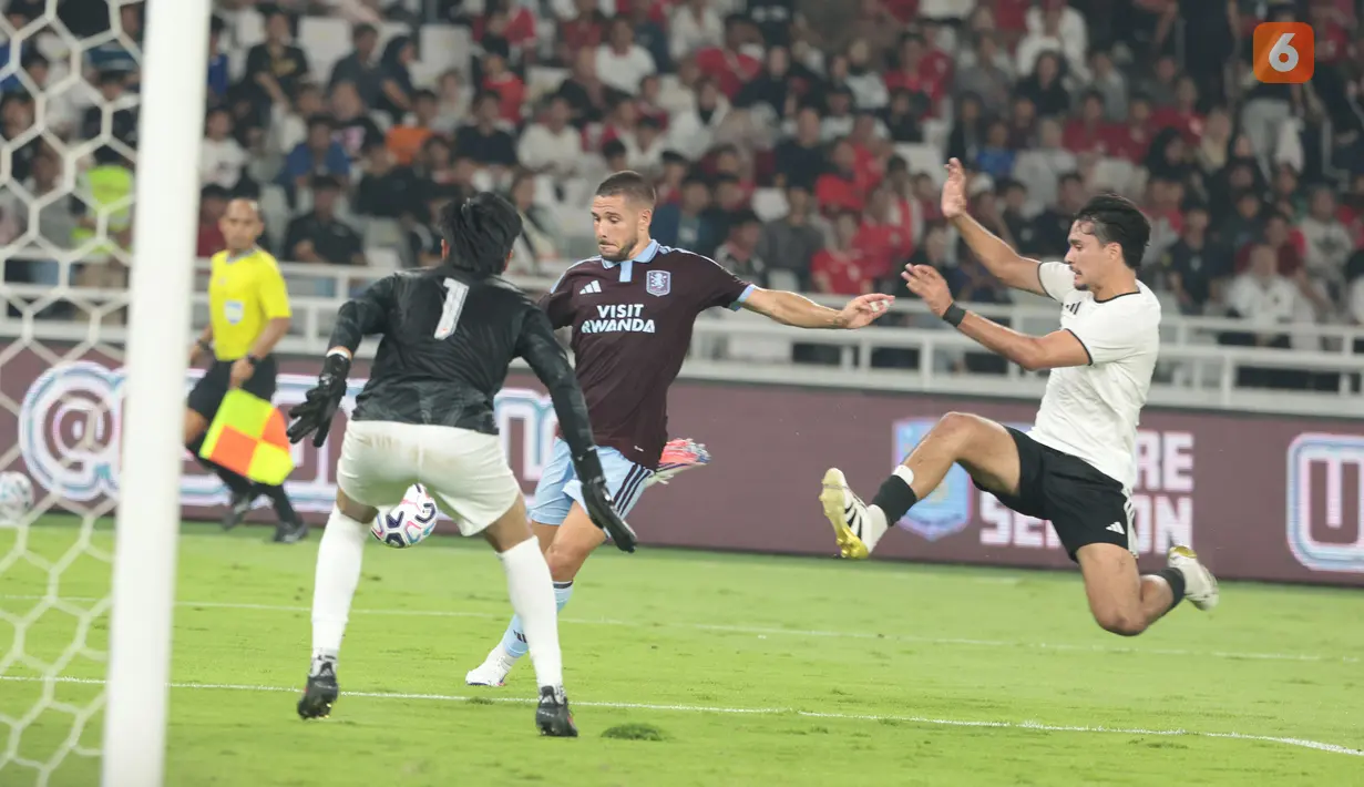 Pemain Aston Villa berebut bola dengan pesepak bola Indonesia All Stars pada pertandingan bertajuk Aston Villa Pre-Season Tour Indonesia 2026 di Stadion Utama Gelora Bung Karno, Senayan, Jakarta, Sabtu (1/8/2026). (KLY/Budy Santoso)