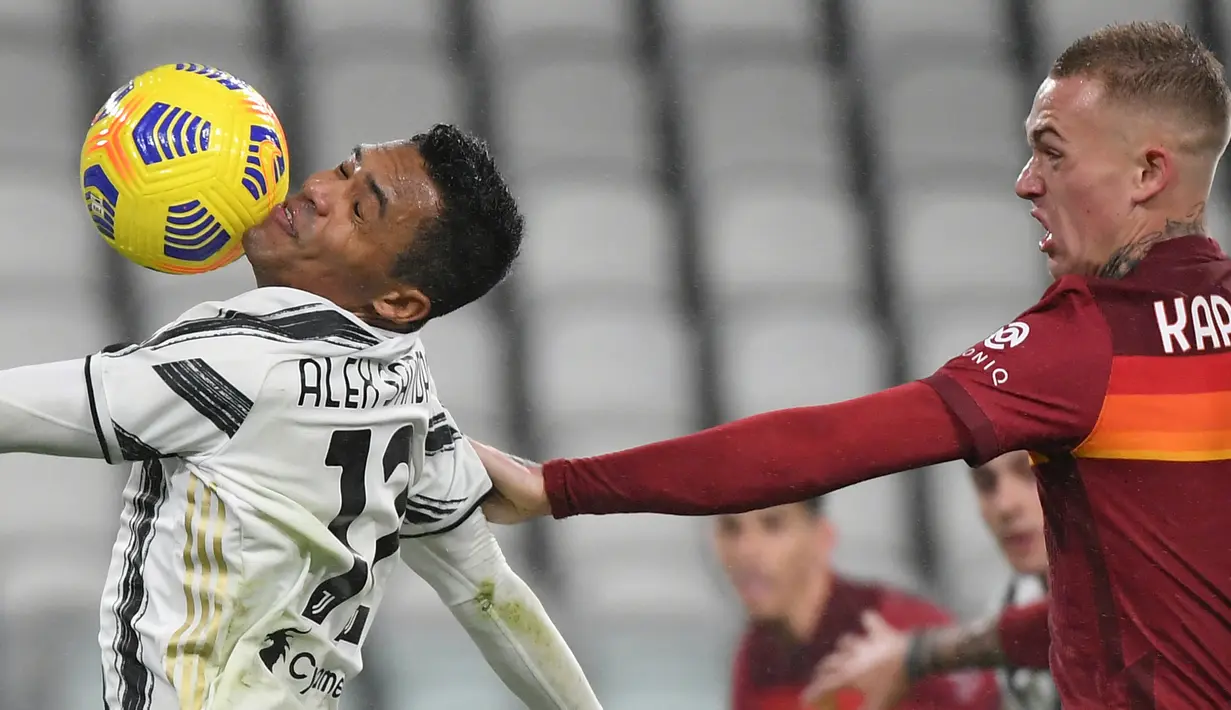 Bek Juventus, Alex Sandro (kiri) dan bek AS Roma, Rick Karsdorp mengejar bola pada laga pekan ke-21 Liga Italia di Allianz Stadium, Minggu dinihari WIB (7/2/2021). Kemenangan Juventus 2-0 ditentukan Cristiano Ronaldo dan gol bunuh diri bek Roma, Roger Ibanez. (Isabella BONOTTO / AFP)