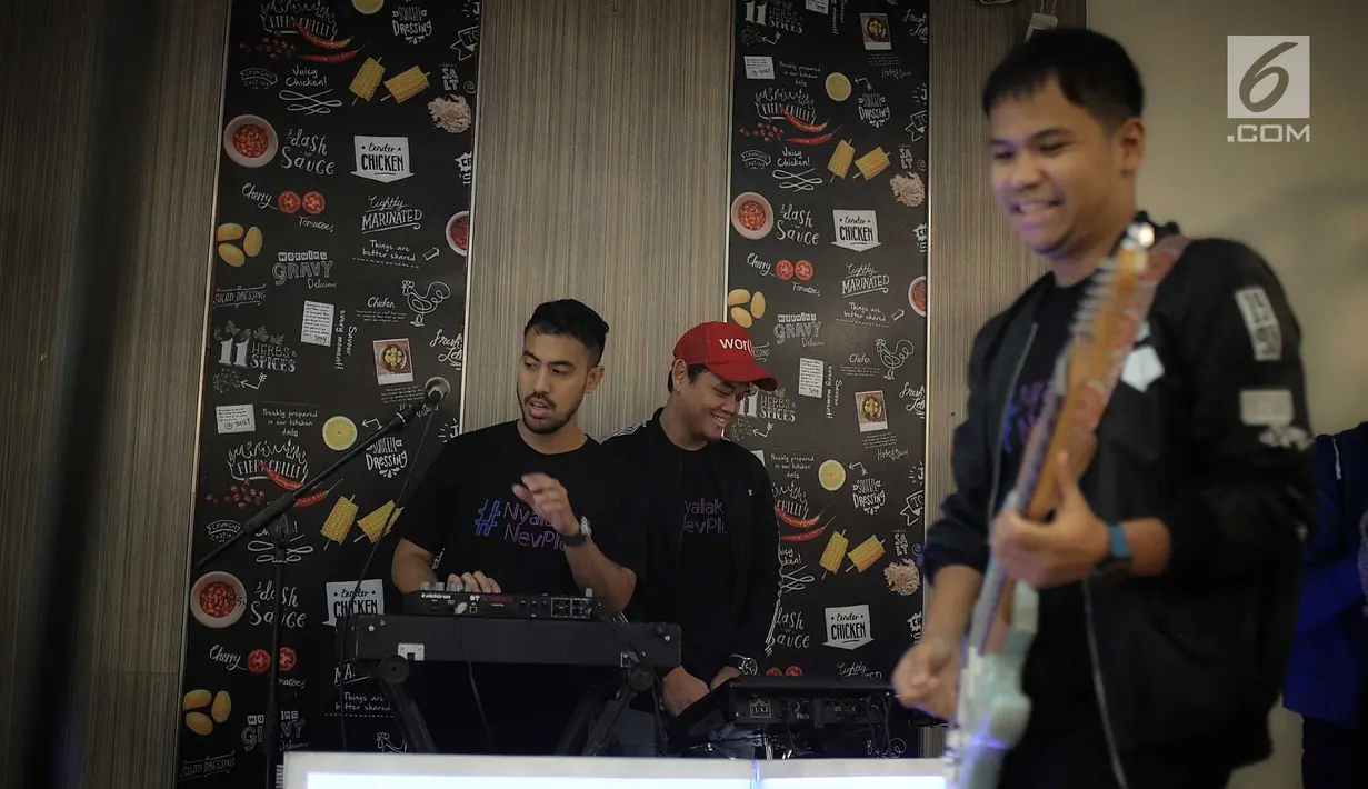 Aksi panggung band Nev+ saat peluncuran CD album resmi Asian Games 2018 yang berjudul 'Energy of Asia' di kawasan Jakarta, Kamis (19/7). (Liputan6.com/Faizal Fanani)