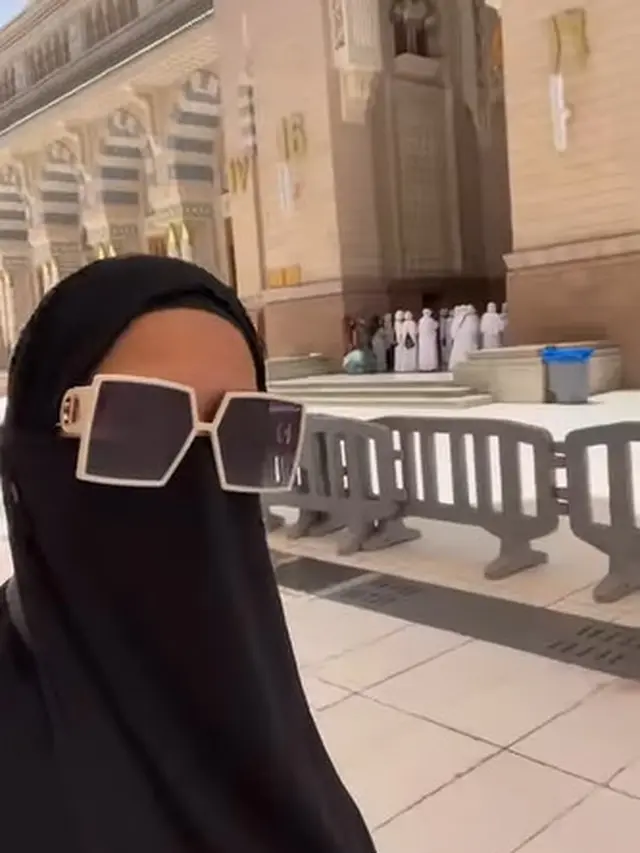 5 Potret Donna Harun Pertama Kali Umroh, Saat Pakai Cadar Curi Perhatian