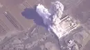 Sebuah gambar yang di rilis oleh Kementerian Pertahanan Rusia saat penyerangan terhadap Militan ISIS di Suriah padA 26 November lalu, (4/12). Serangan udara Militer Rusia memborbardir markas Militan ISIS yang diduga berjumlah ribuan orang. (REUTERS)