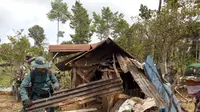 Sejumlah aparat gabungan TNI, Polhut dan lainnya tengah merobohkan bangunan semi permanen dalam operasi simpatik penyelematan lahan cagar alam di kawasan Kamojang, Garut, Jawa Barat (Liputan6.com/Jayadi Supriadin)