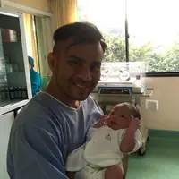 Judika menggendong anaknya setelah Duma Riris Silalahi melahiran. (Insatgram @jud1ka)