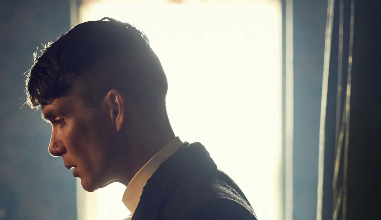 Cillian Murphy sebagai Thomas Shelby di Peaky Blinders. (Foto: Robert Viglasky/Netflix)
