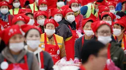 Sejumlah orang bersiap membuat Kimchi, hidangan tradisional Korea Selatan, selama Festival Kimchi Seoul di pusat kota Seoul, Jumat (44/11). Kimchi merupakan makanan yang terbuat dari sawi putih atau lobak yang difermentasikan. (REUTERS / Kim Hong-Ji)