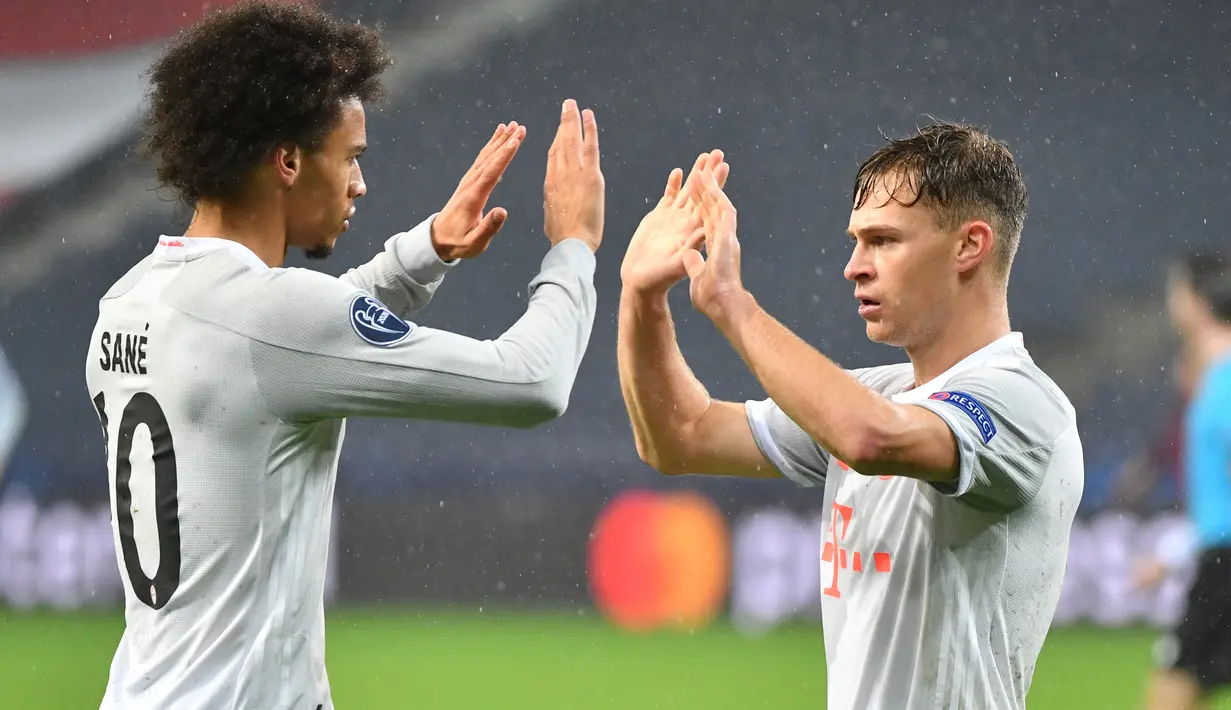 Gelandang Bayern Munchen, Leroy Sane, merayakan golnya bersama Joshua Kimmich saat menghadapi Salzburg pada laga lanjutan Liga Champions 2020/2021 di Stadioin Wals-Siezenheim, Rabu (4/11/2020) dini hari WIB. Bayern Munchen menang 6-2 atas Salzburg. (AFP/Barbara Gindl/APA)