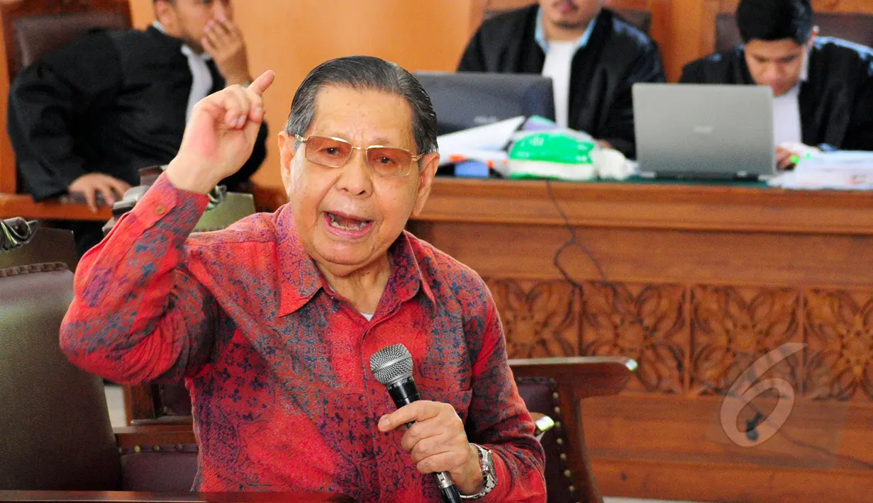 Pakar hukum pidana Yahya Harahap saat menjadi saksi pada praperadilan Suryadharma Ali (SDA) di PN Jakarta Selatan, Senin (6/4/2015).   Sidang lanjutan praperadilan SDA terhadap KPK kembali digelar di PN Jakarta Selatan. (Liputan6.com/Yoppy Renato)
