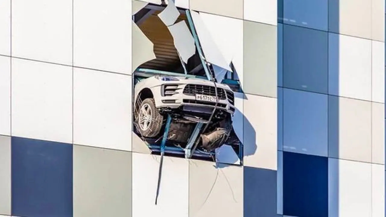 SUV Porsche Macan nyaris terjun dari parkiran bertingkat