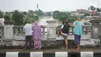 Sejumlah warga mengamati banjir yang menggenangi kawasan Rawajati dari atas flyover di Jakarta Timur, Rabu (1/1/2020). Banjir yang berasal dari luapan Sungai Ciliwung itu menjadi daya tarik tersendiri bagi sebagian pemotor yang melintasi di flyover tersebut. (Liputan6.com/Immanuel Antonius)