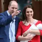 Pangeran William dan Kate Middleton memperlihatkan wajah bayi ketiga mereka ketika akan meninggalkan Rumah Sakit St Mary's di Paddington, London, Senin (23/4). Sejauh ini nama putra ketiga Pangeran William dan Kate Middleton belum diumumkan. (AP Photo)